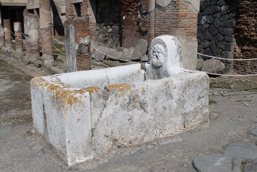 Decumanus Maximus, Herculaneum. March 2014. 
Looking west along north side, from fountain at east side of the Decumanus Maximus.
Foto Annette Haug, ERC Grant 681269 DÉCOR.